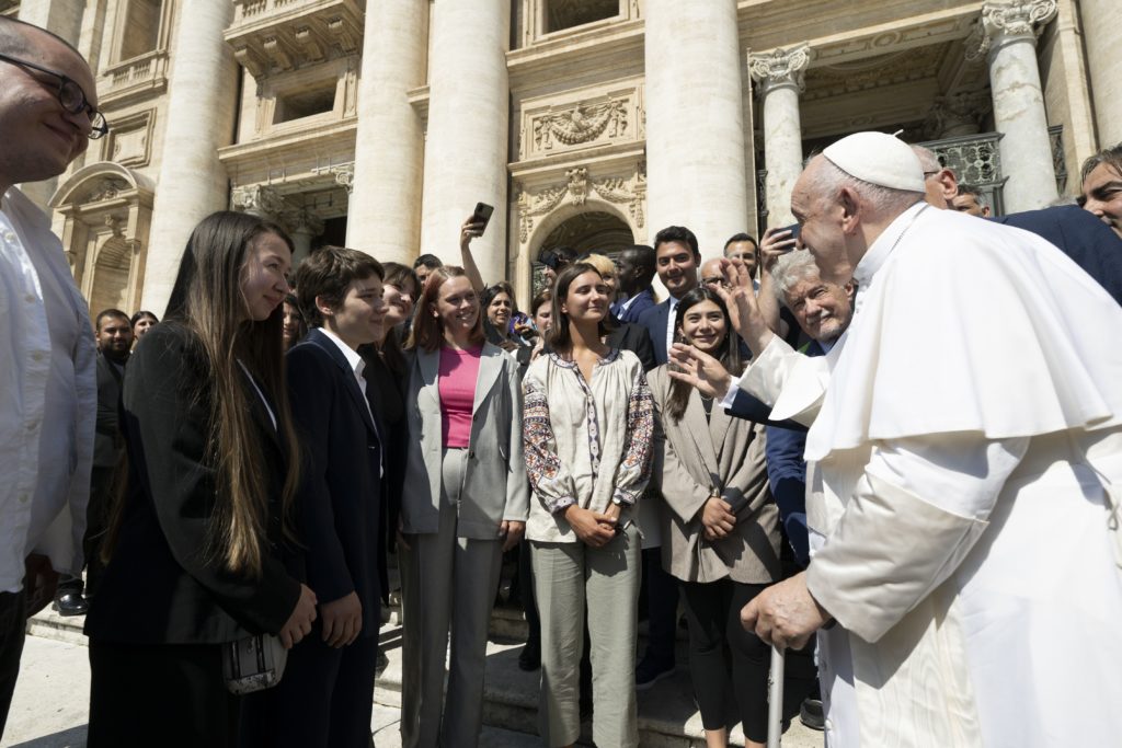 Papa Francesco incontra i giovani di Rondine: “Andate avanti, continuate così!”