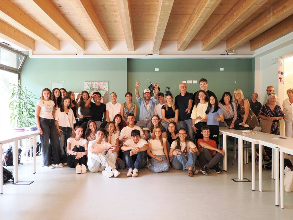 lanazione.it – “Chitarra e batteria: salto sul palco”. Jovanotti invita i suoi fans a Rondine. Una festa sull’erba nella Cittadella