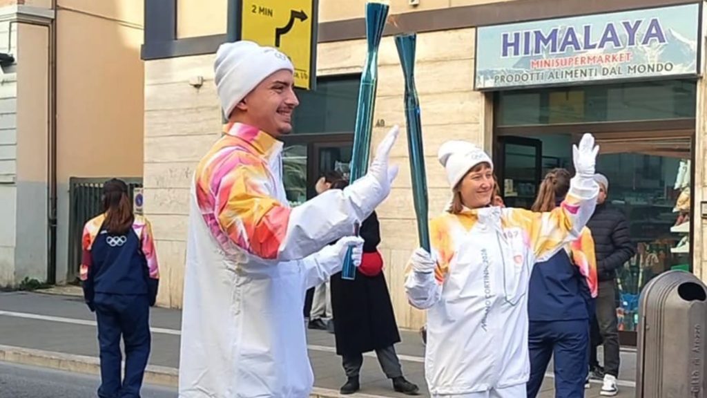 La Tregua Olimpica ad Arezzo: l’emozione di Viktorija e Bind, giovani di Rondine, che portano la Fiamma come simbolo di pace attraverso lo sport