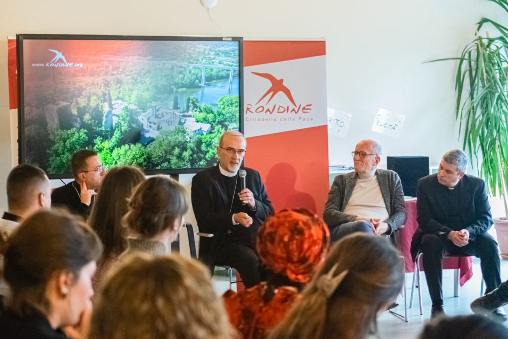 Il cardinale Pizzaballa in visita a Rondine Cittadella della Pace: “Rondine è un simbolo e un segno di cui abbiamo bisogno”
