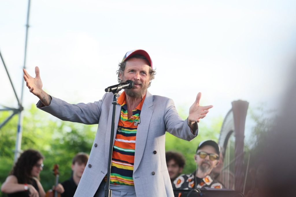 La Nazione – «Buon vento Rondine». Jova canta la libertà
