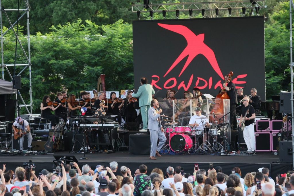 firenze.repubblica.it – Jovanotti a Rondine col vescovo sul palco: “Ci benedica, ne abbiamo bisogno”