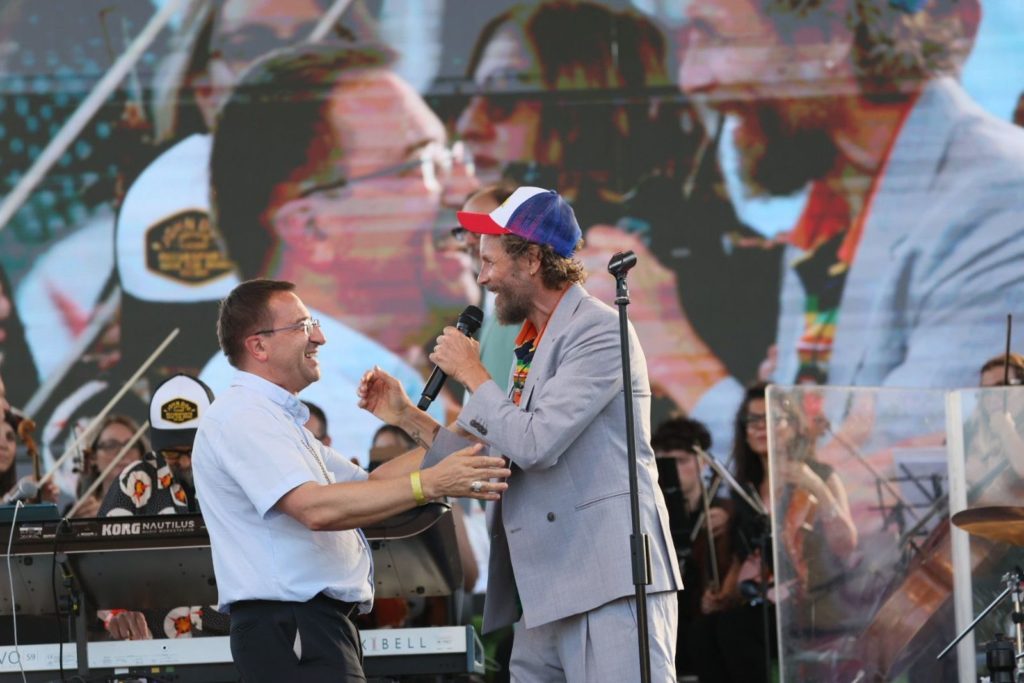 arezzonotizie.it – Jovanotti sul palco di Rondine. L’incontro con Migliavacca, la richiesta di una benedizione e la musica