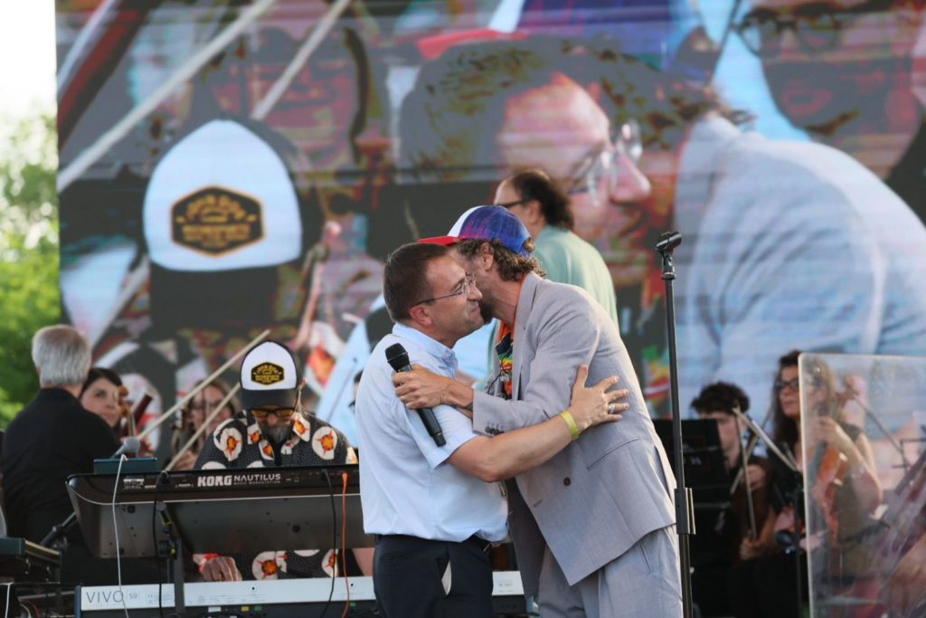 toscanaoggi.it – Mons. Migliavacca e Jovanotti al YouTopic Fest