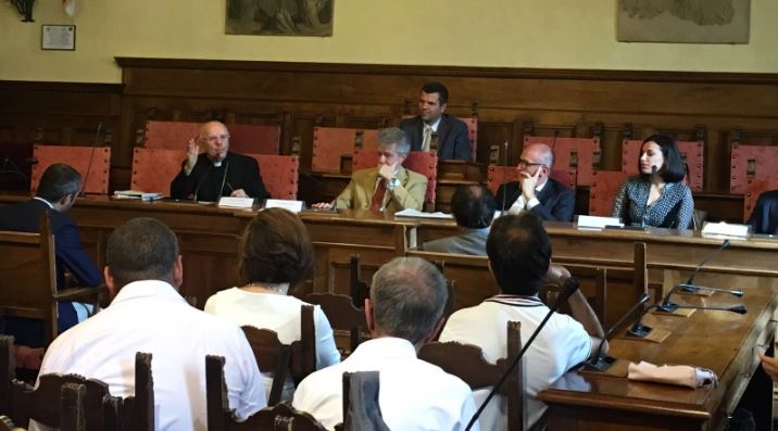 Il sindaco Ghinelli accoglie le Rondini d’Oro e accetta la sfida di costruire l’Abbraccio Interreligioso: “Arezzo sarà sempre la vostra casa”